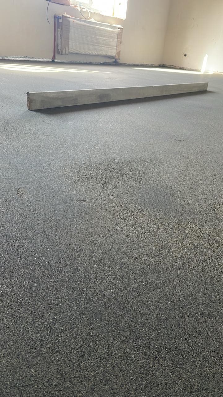 Крупный план свежей стяжки